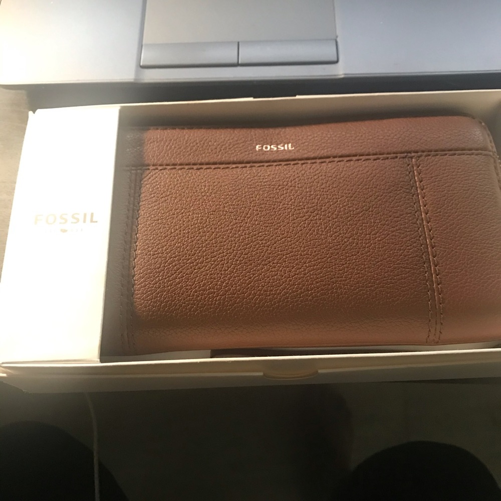 Fossil wallet brown
